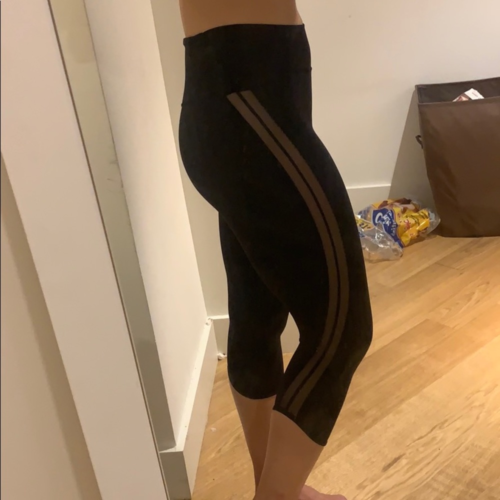 Lululemon High Waisted Cropped Leggings - Size 6